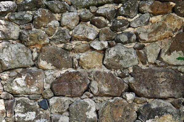 一堵用扁平石头做的旧墙的碎片 灰红色 — 图库照片