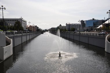 Kanalın ortasında bir sürü çeşme var. Kanal, evler, yaz günü