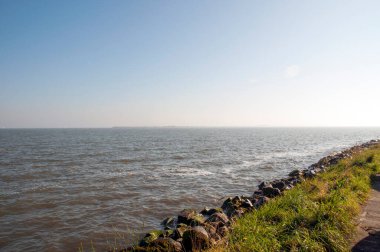 Manzara. Kıyıdan sakin deniz manzarası. Açık güneşli yaz günü.