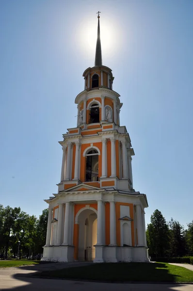 Ryazan Kremlin. Eylül 2020 Katedral Çan Kulesi manzarası. Parlak güneşli bir gün.