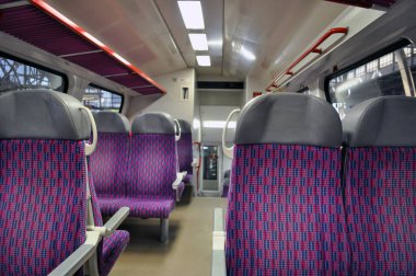 Evin duvarındaki eski posta kutusu. Eski boyalı siyah posta kutusu.