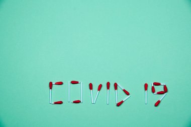 COVID-19 'a karşı koruma. Mavi arka planda. Kırmızı harfli COVID-19