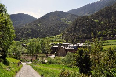 Dağ köyünün manzarası. Dağ Manzarası. Yaz güneşli bir gün.