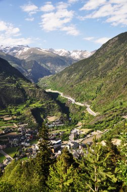 Dağların ve köyün panoramik manzarası. Dağın tepesinden yola bak.