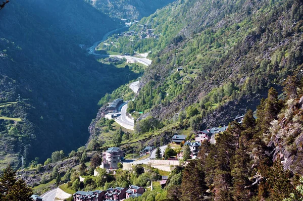Manzara, arka plan. Dağın tepesinden köye ve yola bak. Dağlar boyunca giden yol.