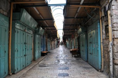 Borsa kapandı. Taş döşemeler ve kapalı satış kabinleri..