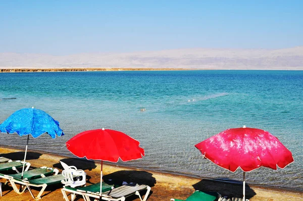 Orilla Del Lago Muerta Israel Sombrillas Playa Diferentes Colores — Foto de Stock