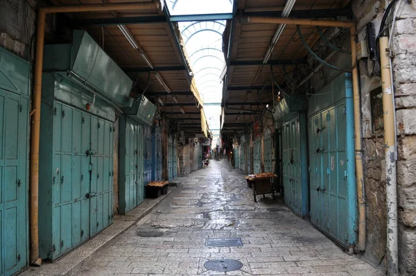 Borsa kapandı. Taş döşemeler ve kapalı satış kabinleri..