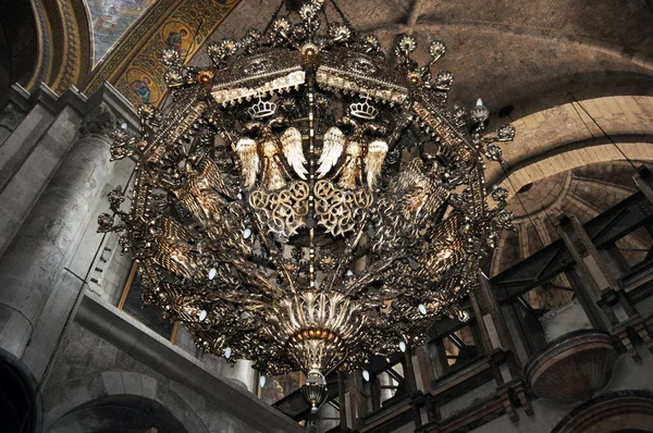 Büyük metal avize. Eski tavan avizesi. Kilisede lamba var..