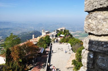 Dağdan izleme platformuna kadar panoramik manzara. Güneşli bir günde dağ manzarası.