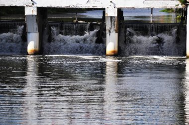 Uvod Nehri 'ndeki platin. Ivanovo şehri, Rusya. Kaynayan su akıntıları