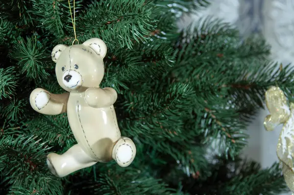 Noel ve Yeni Yıl. Noel ağacı dalında bir oyuncak ayı yavrusu..
