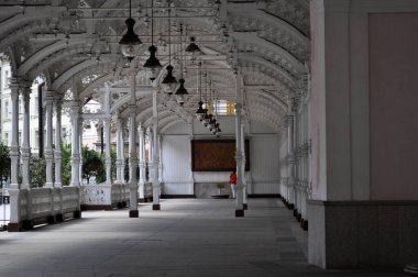 Karlovy Vary 'de maden suyu kaynaklı veranda. Çek Cumhuriyeti.