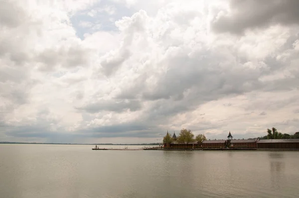 Панорамный Вид Озеро Здания Берегу Спокойствие Озере Облачный День — стоковое фото