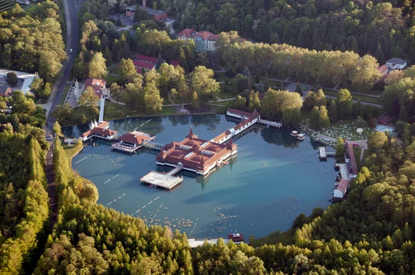 Heviz Gölü 'nün üst manzarası, konut binaları ve yeşil ağaçlı bir park..