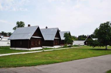 Bir köy caddesinde birkaç ahşap kulübe. Köyün panoramik manzarası.