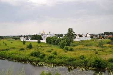 Kutsal Şefaat Manastırı 'nın panoramik manzarası. Nehir ve tarla. Temmuz 08, 2019, Suzdal, Rusya.