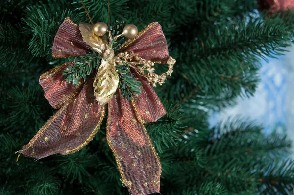 Noel ağacı oyuncağı. Büyük boncuklu büyük kumaş yay. Yeni Yıl ve Noel.