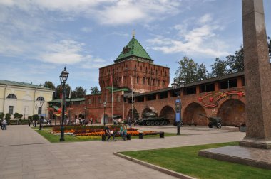 1941-1945 savaşı sırasında askeri teçhizat örneklerinin sergilenmesi. Taş duvarlara ve kuleye bakın..