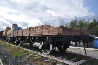 Demiryollarındaki eski açık demiryolu platformu. Taşıma araçları.