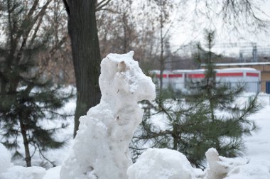 Kar figürü doğanın kendisi tarafından yaratıldı. Bulanık bir arkaplanda figür.