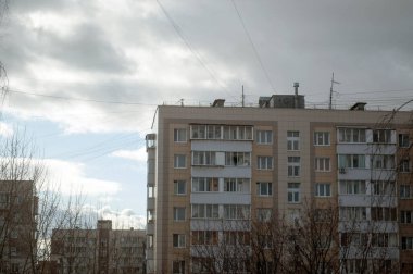 Şehir mimarisi. Gökyüzüne karşı bulutlu yerleşim yerleri.