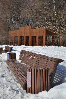 Şehir parkının manzarası. Banklar ve parkta dinlenmek için bir çardak..