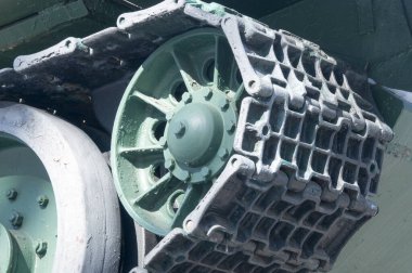 Ön tekerlek ve eski bir tankın parçası. Bir tankın tekerleğini kapat..