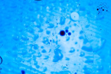 Arka plan, bokeh. Mavi arka planda, hava kabarcıkları ve çok renkli noktalar.