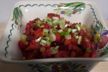 Hafif salata kasesinde sebzeli salata salatası. Arkaplan, duvar kağıdı.