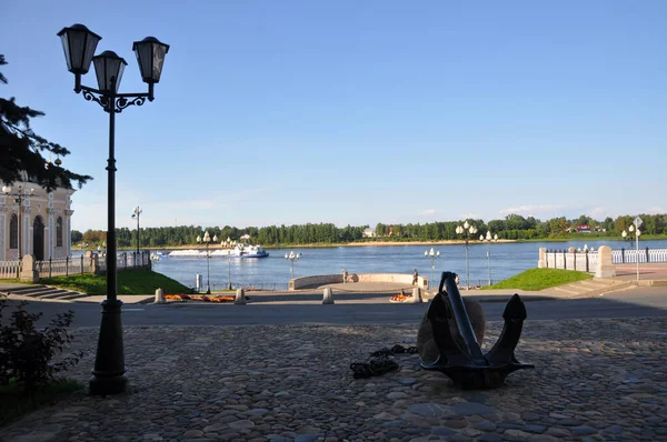 Vista Panorâmica Rio Barcaça Embankment Com Uma Âncora — Fotografia de Stock