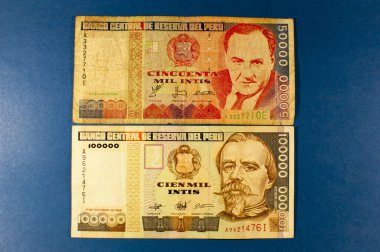 İki banknotun Macro yakın çekimi 50.000 ve 100.000 inti, Peru Cumhuriyeti 'nin banknotları, eski para, dünya para kavramı.