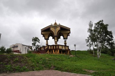 Ahşap bir taraçanın panoramik manzarası, huş ağaçları. Bulutlu yaz günü.