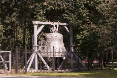 Yaroslavl 'ın merkezindeki şehir parkında ahşap bir çerçevede büyük bir çan..