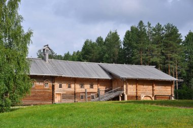 Eve girmek için verandası olan ahşap ahşap bir ev. Malye Korely Müzesi, Arkhangelsk, Rusya, 03 Ağustos 2017.