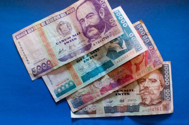 Dünya para kavramı, yakın plan, Şili Cumhuriyeti 'nin çeşitli banknotları, farklı mezhepler.