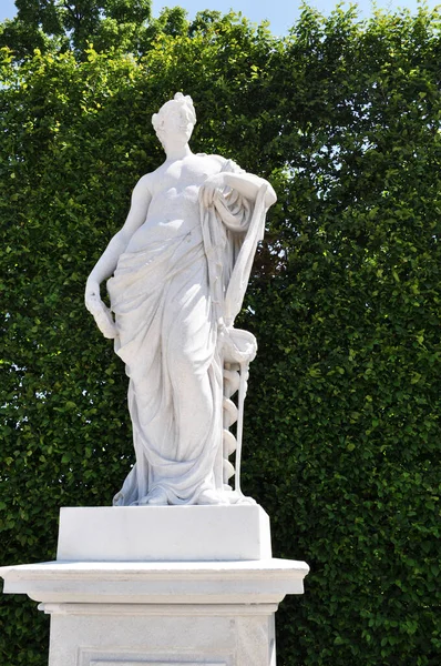 城市雕塑 新不伦宫公园里的古董雕塑 May 2012 Vienna Austria — 图库照片
