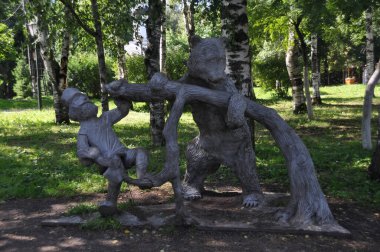 Ağaçta ayı esneten bir adamın şehir heykeli. 30 Temmuz 2017, Vologda, Rusya.