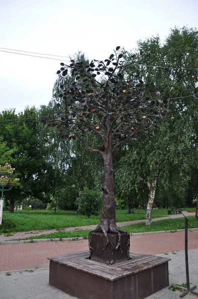 Городская Скульптура Металлическое Дерево Листьями Яблоками Возле Скамейки Парке Июля — стоковое фото