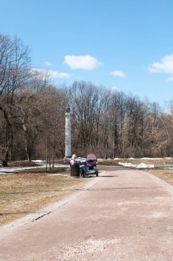 Parkın manzarası, karsız, banksız ve parktaki insanlar.
