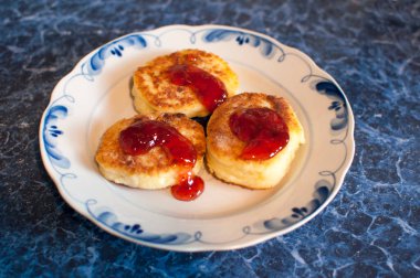 Reçelli krep ve beyaz bir tabağın yakın çekimi. Arkaplan, doku, duvar kağıdı.
