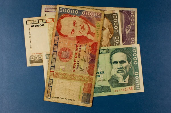 Концепция Мировых Денег Инфляция Экономика Четыре Бумажные Банкноты Различных Номиналов — стоковое фото
