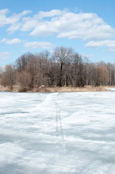 Vista Panorámica Isla Lago Cubierto Hielo Día Soleado Brillante — Foto de Stock