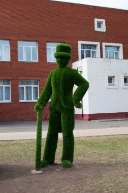 Şehir heykeli. Şehir parkındaki bir adam figürü. 19 Nisan 2021, Moskova Parkı, Rusya.