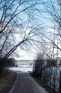 Parkın yanındaki Kuskovo Sarayı kompleksinin manzarası. 10 Nisan 2021, Moskova, Rusya.