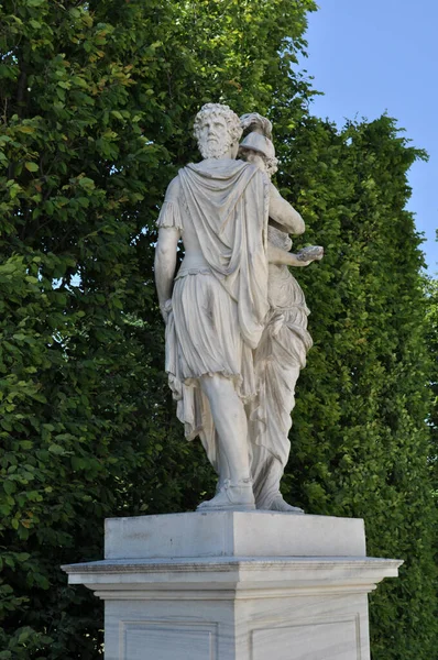 都市彫刻 古代ギリシャの衣を着た男と女の像 2012年5月20日オーストリア ウィーンのシュンブルン宮殿 — ストック写真
