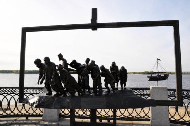 Şehir heykeli. Volga 'da, Volga sehpasında mavna taşıyıcıları var. 17 Eylül 2020, Rybinsk, Rusya.