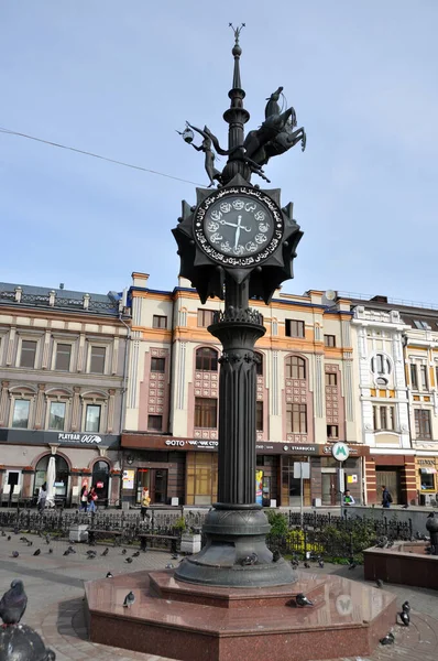 Városi Szobor Egy Óra Egy Oszlopon Emberekkel Állatokkal Bauman Streeten — Stock Fotó