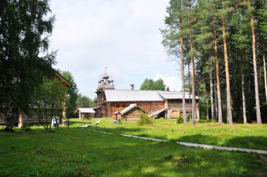 Ormandaki odun evlerinin panoramik manzarası. 03 Ağustos 2020, Arkhangelsk, Rusya