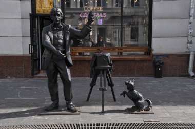 Şehir heykeli. Fotoğrafçı, kamera ve köpek. 08 Eylül 2020, Rybinsk, Rusya.